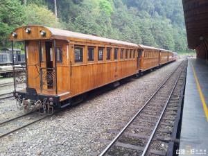 阿里山森林鐵路104週年慶行駛檜木車廂