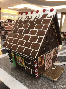 同德家商與企業合作製作超大薑餅屋在全省展示。