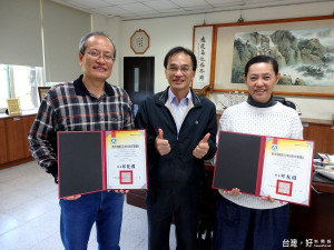 竹山高中「生活科學家及科學志工學習」選修課有特色，榮獲教育部肯定。校長陳漢銘（中）與兩位開課老師開心合影，左為馮松林老師，右為陳映辛老師。