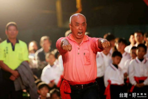 興安宮主委黃登圍是佛祖虔誠信徒，武德一流，也是享譽武林的高手。