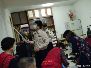 板橋公所替代役男，利用勤務之餘協助轄內獨居長者清掃居家環境。（圖／記者黃村杉攝）