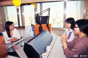 許謹如常邀訪專家學者，為聽眾解答。