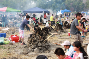 草屯萬人焢窯活動為聖誕節前帶來一波高潮。（記者扶小萍攝）