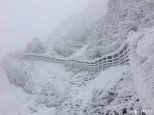 105年2月18日玉山主峰風口積雪最深達1米厚-〈圖片/玉管處提供〉。  
