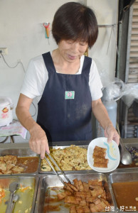 老闆娘陳麗甘夾起「三層肉」說「它是素食」，不是豬肉。