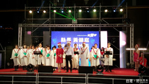 臺東縣長黃健庭及夫人在25日的迎雪音樂晚會，獻上祝福詞。
