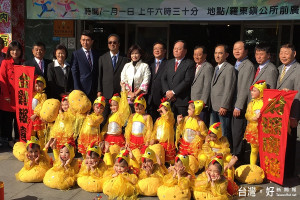 羅東升旗健走，邀您迎接2017。〔圖／羅東鎮公所提供〕