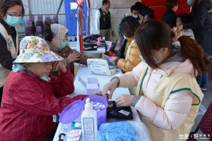 員基醫院送暖寒士浴見愛　讓街友獨居得到關懷