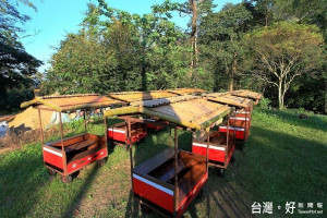 結合蓬萊賽夏族社區文化與創意的「賽夏巴巴」展售車，火紅亮麗。（圖／鄧富珍攝）