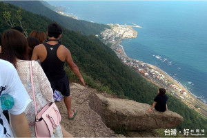 鷹石尖開始管制了，遊客請止步。〔圖／東北角暨宜蘭管理處提供〕