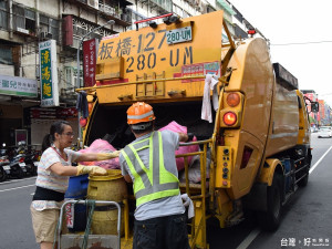 環保局為讓民眾乾淨過好年，春節除夕(1月27日)當天，各區清潔隊都將加班收運。（圖／記者黃村杉攝）