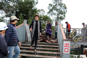 宋市長等一行抵天空之橋瞭解損壞維修進度。（記者扶小萍攝）