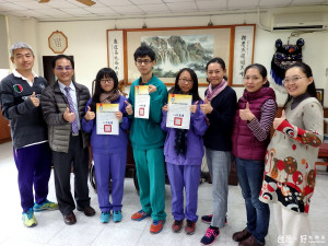 國立竹山高中參加中投區高中數理能力學科競賽，蘇品蓁（左三起）、余宏潤與吳曼瑄分別奪得生物、數學與化學科佳作，校長陳漢銘（左二）、指導老師與選手開心合影！