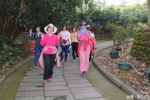 南投市民參予健康城市健行活動對身心有益。（記者扶小萍攝）