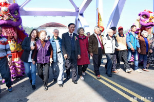 林縣長立委馬文君及鄉親走過投 17線拓寬段。（記者扶小萍攝）