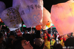 溪頭妖怪村31日晚上9時開始在妖怪村「平安鼓廣場」舉行，倒數時刻，遊客開心施放祈福天燈。