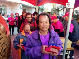 今年「雞年招財錢母」搶得頭香的是排隊14天來自彰化的施先生獲得。