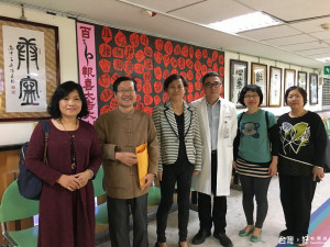南投市長宋懷琳特地參觀陳輔弼師生書法展。（記者扶小萍攝）