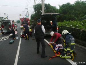 為閃避衝出來野狗  　滿載志工廂型車對撞電桿８人送醫