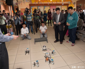 南投副縣長陳正昇試操作踢球機器。（記者扶小萍攝）