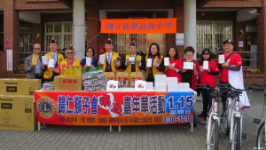 歸仁獅子會會長朱照旺（左5.）與捐血主席薛俊忠（左3）及常務監事黃順霞（右4）獅姊等人手持捐血摸彩的萬元手機呼籲大家踴躍捐血救人。（記者邱仁武／攝）