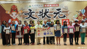 縣長頒獎表揚秀才並與其師長合影。（記者許素蘭／攝）