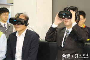 院長林全和市長賴清德首先參觀主題館「VR樂園」，兩人一同戴上裝置，體驗時下最新流行的虛擬實境技術。在工作人員的解說下，兩人化身飛行傘好手，體驗翱翔在天際的快感。