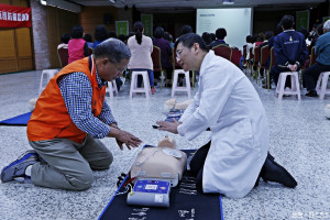 市長邱炳坤（左）認真學習急救技能。（記者許素蘭／攝）