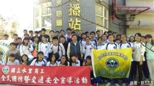 水里商工參加活動的師生登上集集大山，於轉播站前合影。