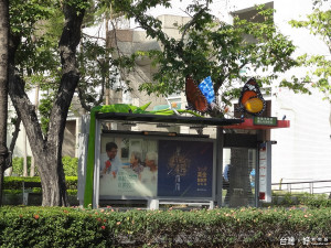▲交通局與原民會共同合作，以紫斑蝶為設計主題完成原住民文化裝置藝術。（圖／記者郭文君攝）