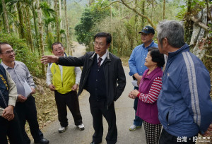 南投縣竹山鎮投49-1（原投51）線位在田子里，是當地居民進出茶園主要道路，因部分路段狹窄，車輛交會不易，影響行車安全。縣長林明溱特別到場會勘，允諾投入300萬進行改善工程，讓農民通行更便利。