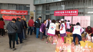 南投縣愛心會送暖民眾一早就排隊領取物資。（記者扶小萍攝）