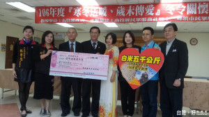 南投縣府與民服社愛心送暖贈 165萬及 5千公斤白米予邊緣戶。（記者扶小萍攝）