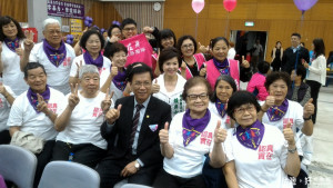 林縣長和左岸成長學苑關懷協會成員合照他們將參加全國賽。（記者扶小萍攝）