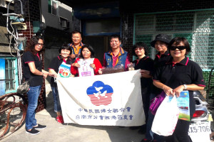 婦聯會婦聯會台南市分會顧問方一峰(左五)和會員們展開寒冬送暖關懷行程。(記者/黃芳祿攝)