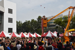 斗六茂谷柑節，紅包從天降，民眾搶翻天。（記者郭春輝攝）