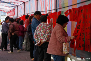 南投林管處每年於水里鄉民族橋上辦理索取春聯活動，參與民眾非常熱絡。