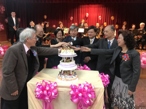 「苗院雙十年華」慶祝大會眾人切蛋糕歡慶。（記者許素蘭／攝）