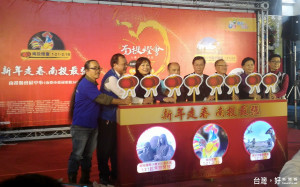 林明溱縣長與來賓共同宣告燈會沙雕及恐龍展登場。（記者扶小萍攝）
