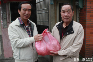 壯圍鄉公所秘書沈清山（左）代表公所發放春節慰問物資。〔圖／記者張淑玲攝〕