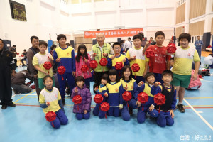 六輕低收入戶關懷活動圓滿結束，大家完成「雞福」燈籠，個個臉上露出幸福的笑容。（記者劉煒涓攝）