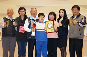 六合國小自閉症學童陳秉彥拿下全國心智障礙者才藝大賽音樂表演藝術第一名。（記者許素蘭／攝）