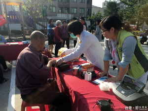 衛福部南投醫院年關前到南投市平山里辦義診送物資予弱勢。