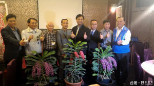 南投縣府觀光農業處長及蘭協推薦新春來南投走春賞蘭展。（記者扶小萍攝）