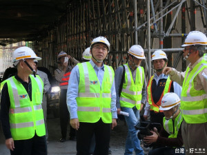 立委江啟臣（左二）、市議員蘇慶雲（左一）到中橫公路，勘查「中橫便道安全提升計畫」執行進度。（記者黃玉鼎攝）