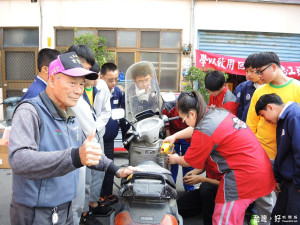 學以致用累積經驗　達德技能志工隊廟口大展身手