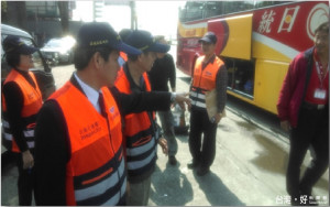 雲林監理站於重要道路、風景區及國道古坑服務區，會同警方實施路檢、聯稽勤務，加強抽查遊覽車、客運車之車輛安全設備及駕駛人資格審查等。（公路總局提供）