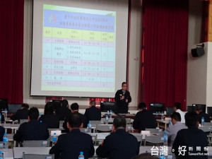 太平警方請業者開會防搶。林重鎣攝