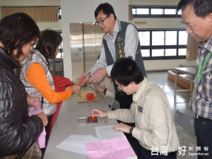 外埔區大成化工公司董事長黃來輝熱心公益，十二日捐出二十四萬元

進行冬令救濟，區長卓義義騰代發，受捐民眾不斷致謝黃善人的義舉

。（記者陳榮昌攝）