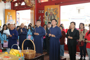 南投市長宋懷琳、投高校長巫春貴為子弟祈福學測順利上榜。（記者扶小萍攝）